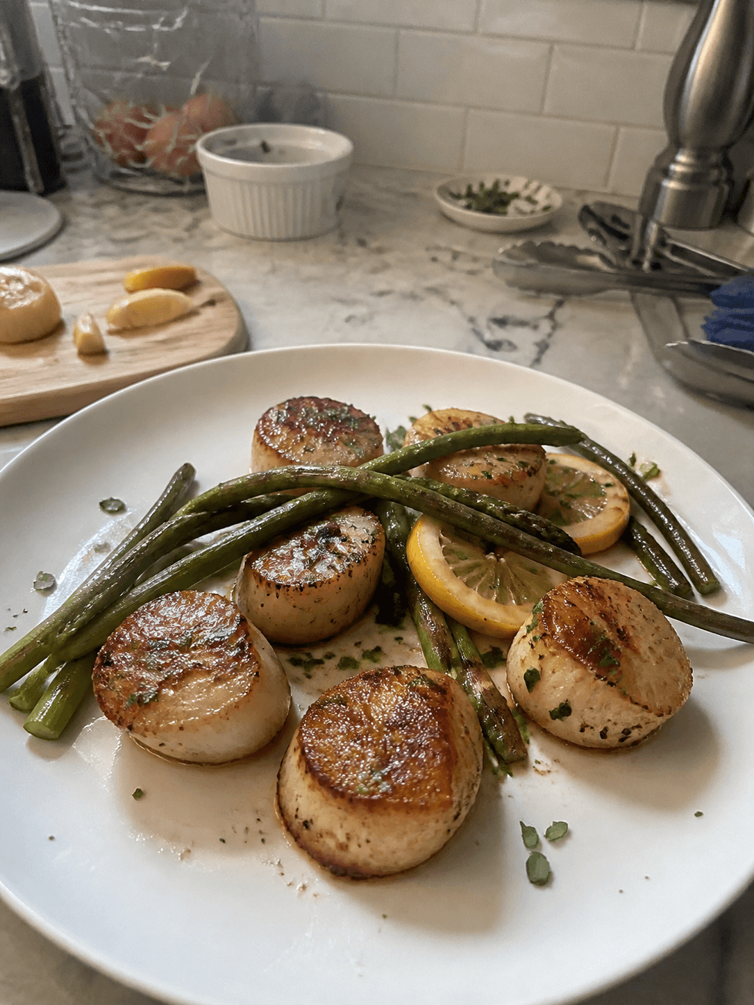 Lemony Garlic Seared Scallops with Asparagus